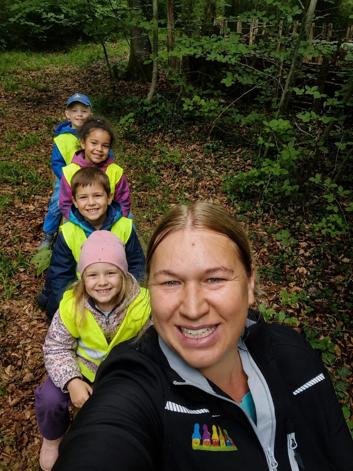 Janine mit Kindern im Wald